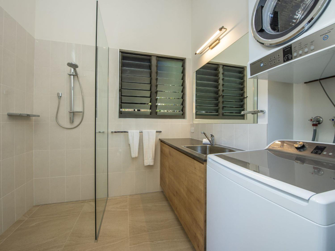 Bathroom 5, Headland House, Magnetic Island