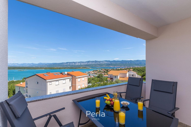 Others 5, House CAPRI with heated pool and sea view, Dobrinj