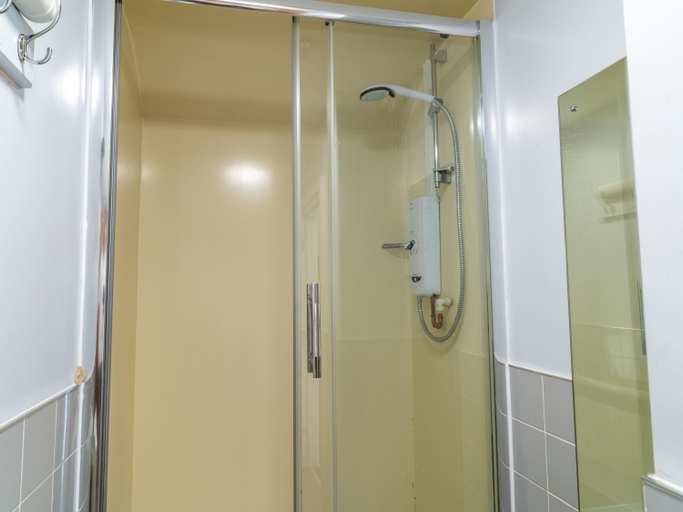 Bathroom 3, YHA Hartington Hall, Staffordshire