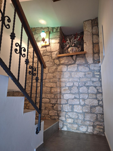 Others 2, Room CS Cres, Cres