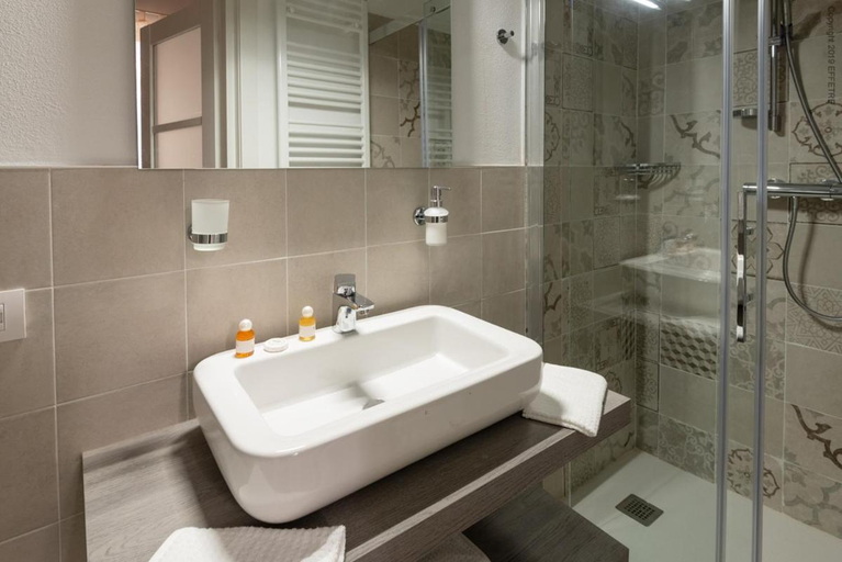 Bathroom 2, La Meridiana, Piacenza