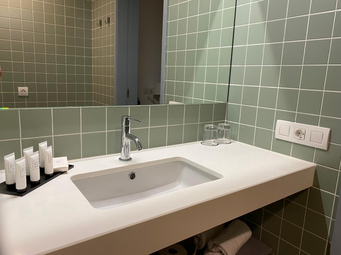 Bathroom 5, Barrio Rey, Toledo