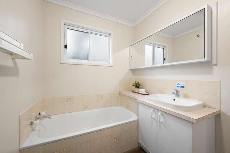 Bathroom 4, Bright Porepunkah Holiday Park, Alpine - East