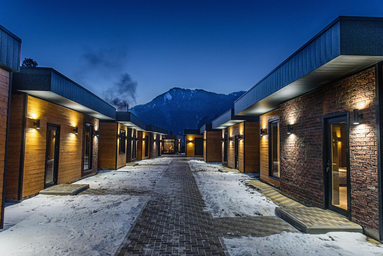 Exterior & Views
