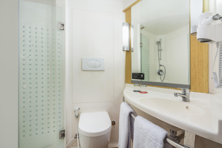 Bathroom 4, ibis Jakarta Senen, Central Jakarta