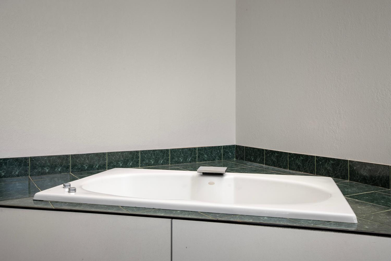 Bathroom 4, The Suites Hotel at Waterfront Plaza, Lake Superior