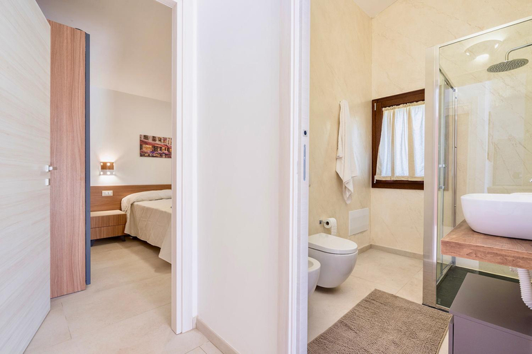 Shower 4, Elegant Villa with Private Pool in San Teodoro, Nuoro