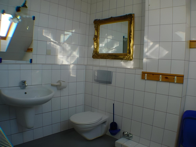 Bathroom 4, Aparthotel Domizil, Leer