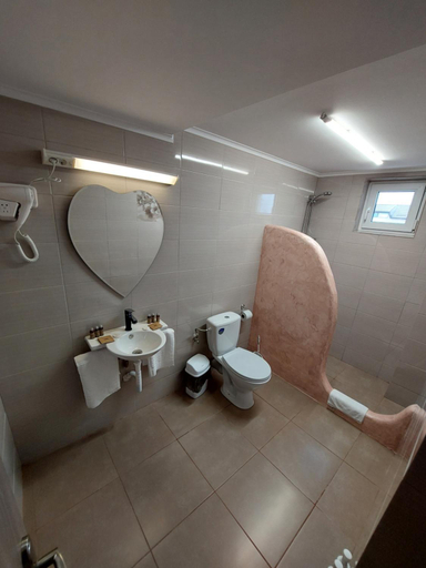 Bathroom 1, 3M Vila, Limanu