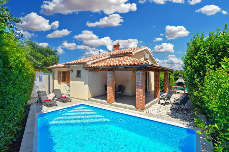 Sport & Beauty 2, Holiday Home in Liznjan near Beach  Pool, Ližnjan