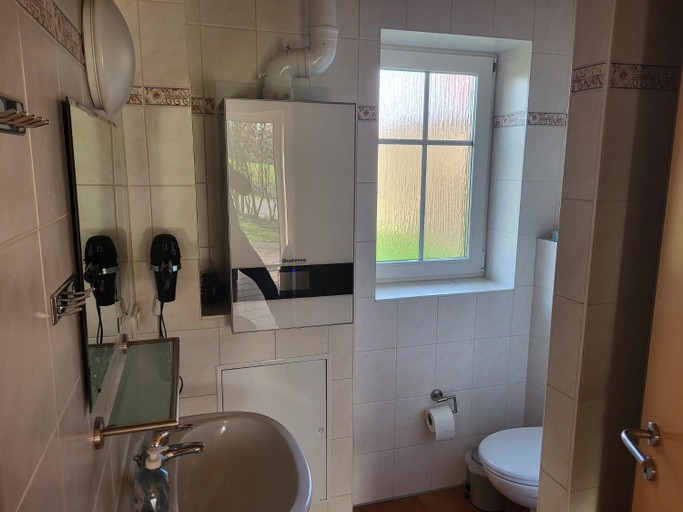 Bathroom 2, Familienhof Miller, Rostock