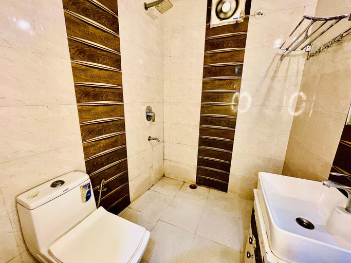 Bathroom 4, Hotel Hauz Khas Inn, Delhi