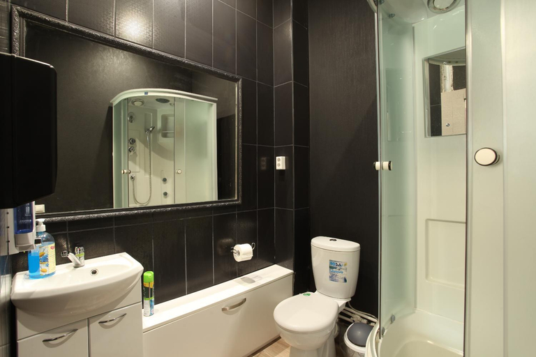 Bathroom, Gaudi Inn, Water body