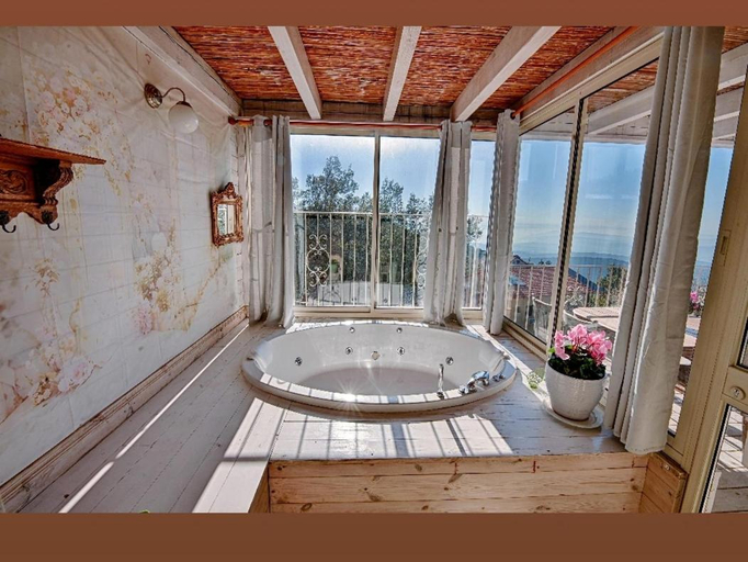 Bathroom 4, where's grandma - איפה הסבתא