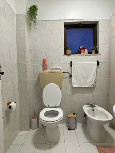 Bathroom 2, Home Away from Home, Setúbal