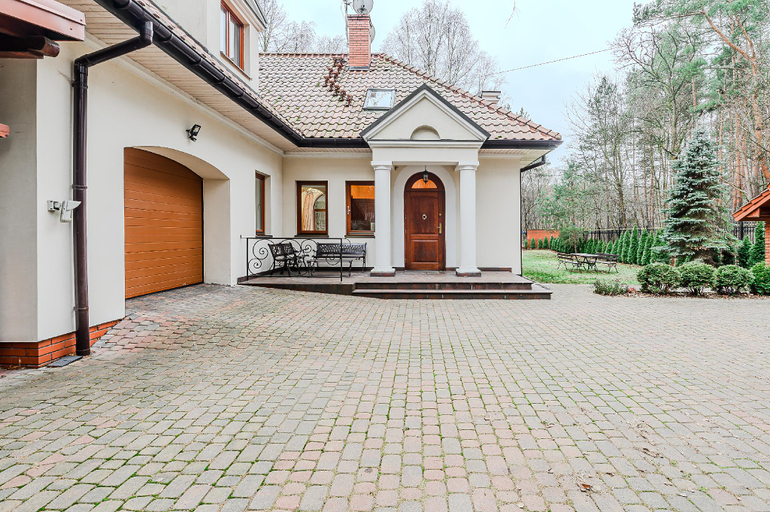 Exterior & Views