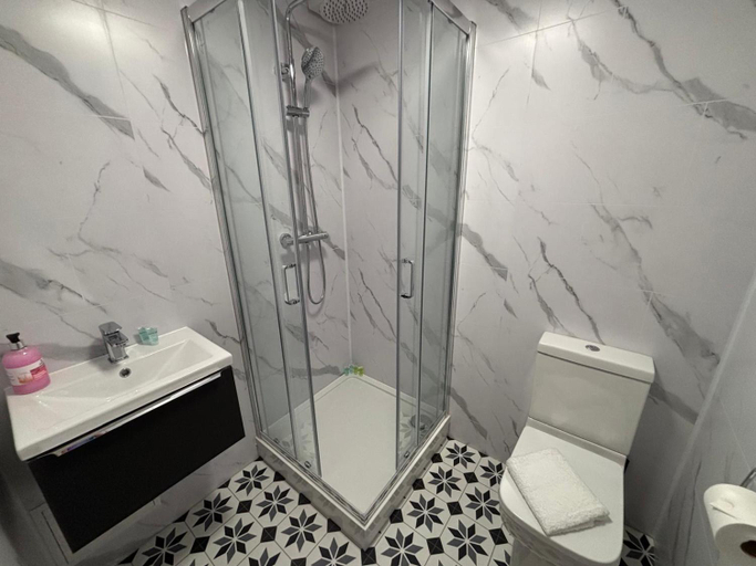 Bathroom 5, East Halton Hotel, North Lincolnshire