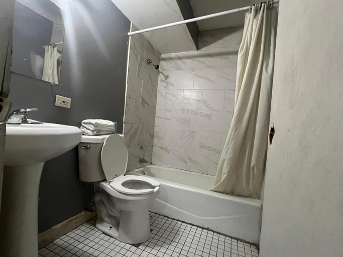 Bathroom 4, Capital O Empire Motel Chicago I-94, Cook