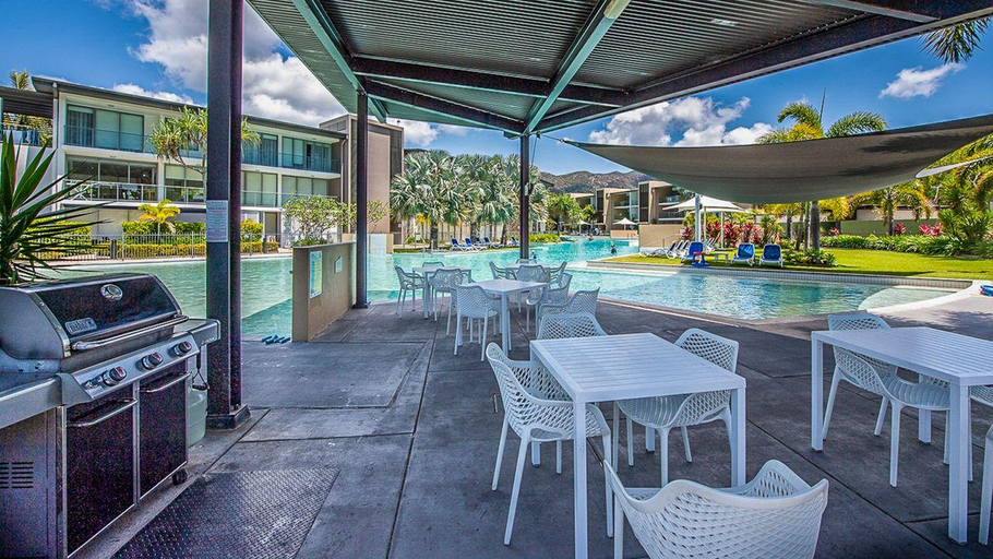 Food & Drinks, Blue on Blue Studio Room 1222, Magnetic Island