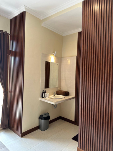 Bathroom 2, Naeera Guest House, Gianyar