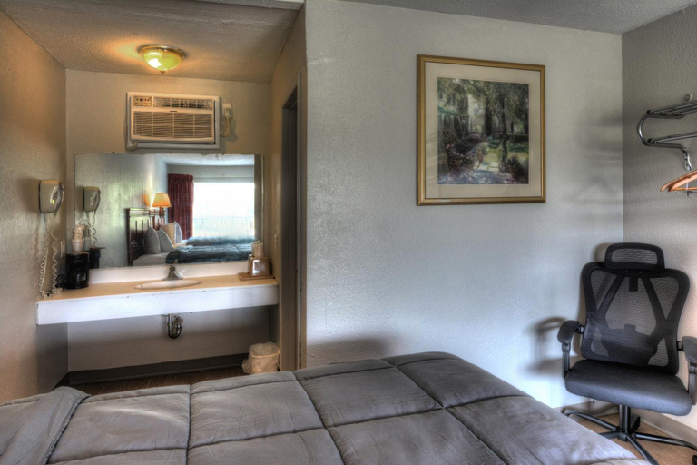Bedroom 3, Volunteer Inn at Church Hill near Kingsport, Hawkins