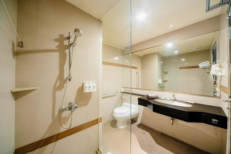 Bathroom 5, Swiss-Belhotel Rainforest, Kuta, Badung
