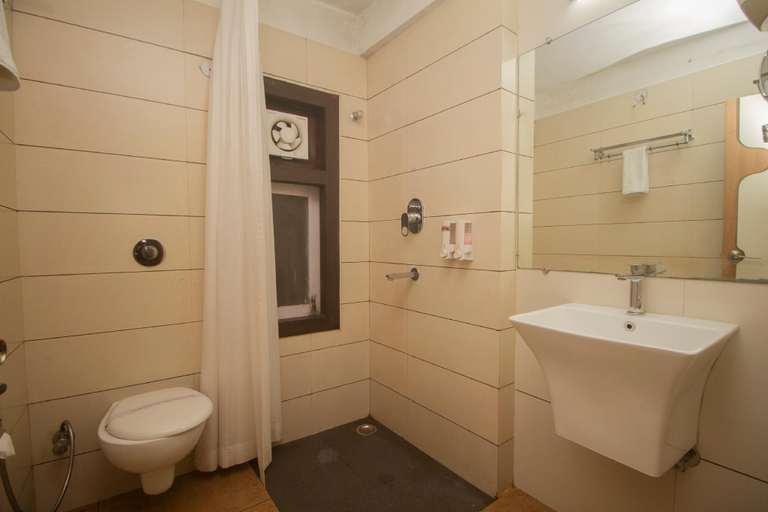 Bathroom 4, Hotel Jagjeet, Darjiling