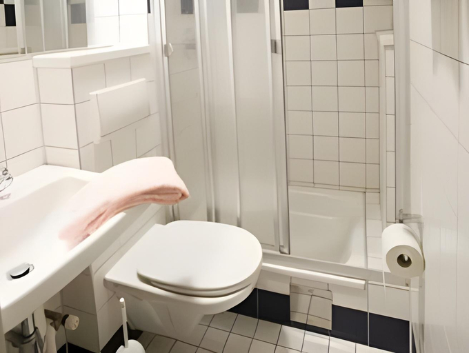 Bathroom 3, Kolping Gastehaus, Klagenfurt