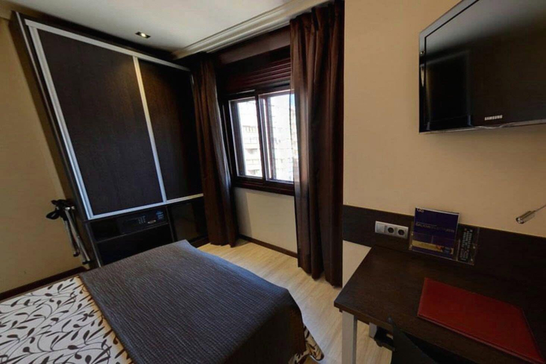 Bedroom 2, Hotel Francisco II, Ourense