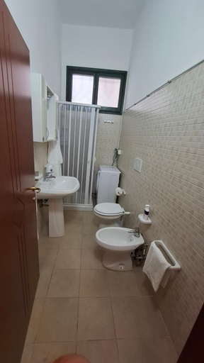 Bathroom 3, La Casetta, Taranto
