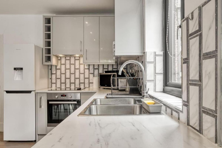 Others 5, Spacious & Bright 2 Bed 2 Bath, London