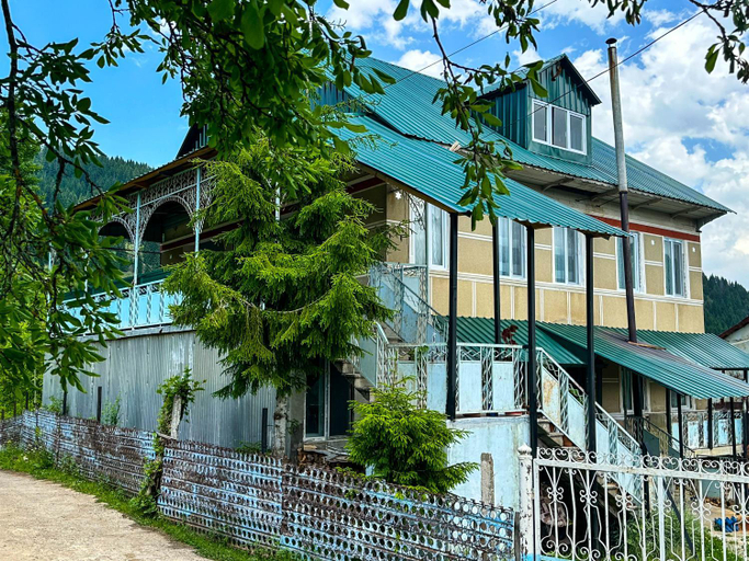 Exterior & Views