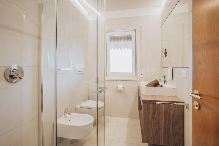 Bathroom 3, Hotel Romerrast, Bolzano