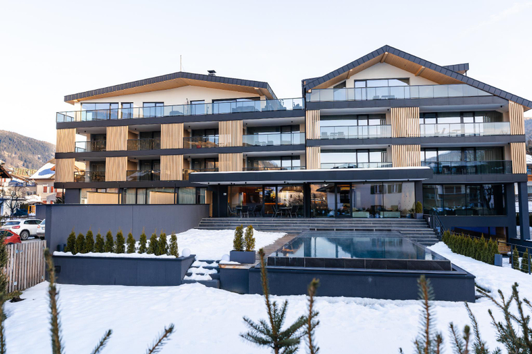 Exterior & Views