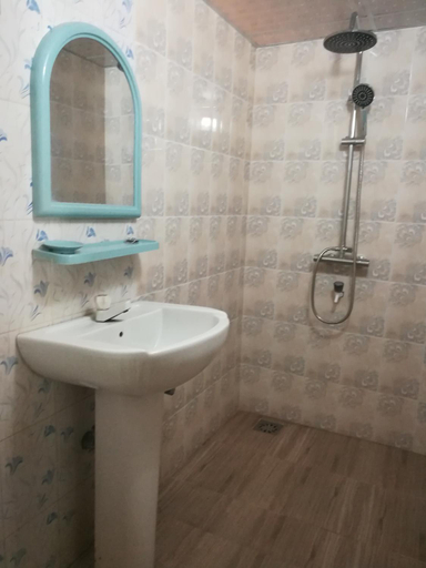 Bathroom 2, Nilmini Lodge, Dambulla