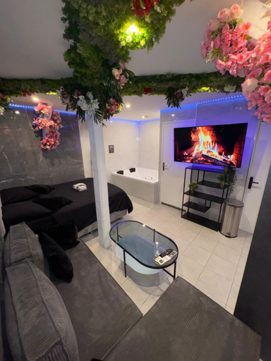 Others 2, Room & Jacuzzi - Stade de France, Seine-Saint-Denis