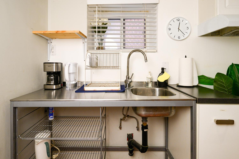 Others 4, Charming Basement Suite with Private Entrance Near Subway, Koreatown & UofT, Toronto