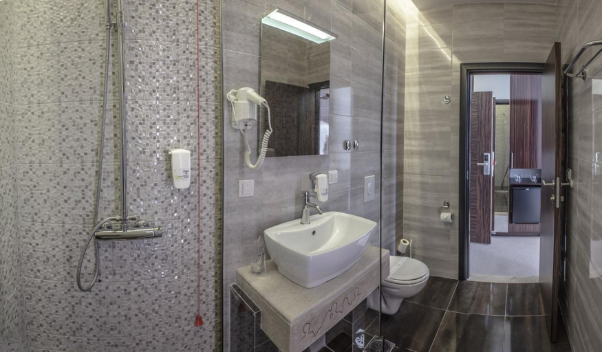 Bathroom 4, Hotel Theater Belgrade, Belgrade