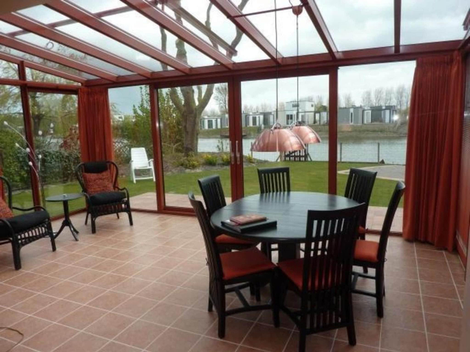 Food & Drinks, Bungalow in Breskens with Waterfront Jetty, Sluis