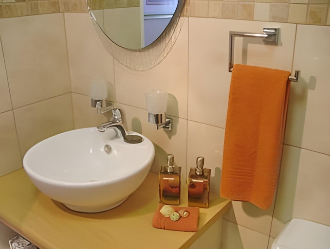 Bathroom, Lilies and Leopards Beda nd Breakfast, Eden