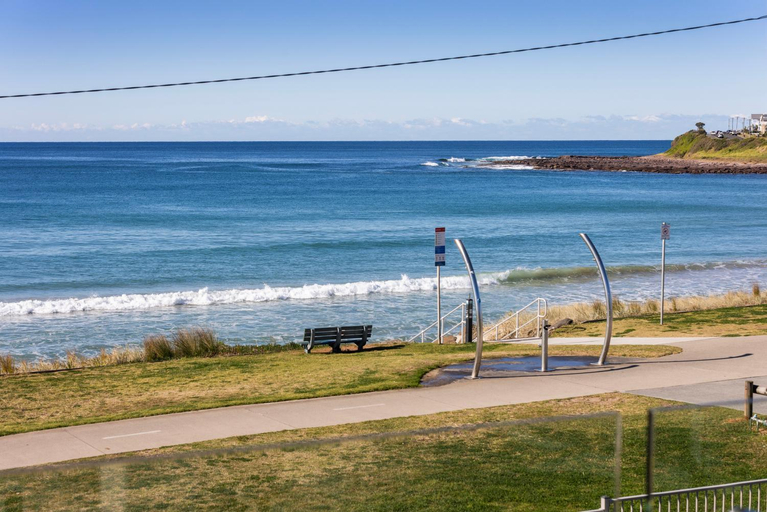 Others 4, Seabreeze on the Beach, Shellharbour