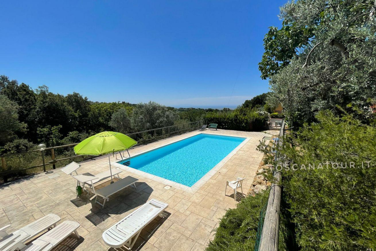 Sport & Beauty 4, Casa Sophia, piscina con vista mare - giardino, barbecue e parcheggio privato, Pisa