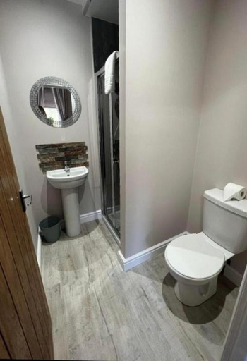 Bathroom 5, The Railway Crossings Inn, Durham
