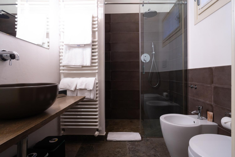 Bathroom 3, Vittorio Veneto 25, Modena