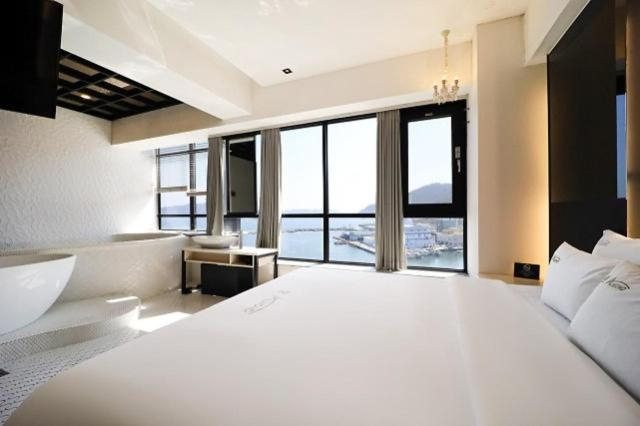 Bedroom 3, Changwon Jinhae Almond Hotel, Jinhae