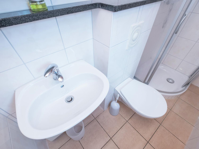 Bathroom 3, Holiday Home with Parking, Nordhausen