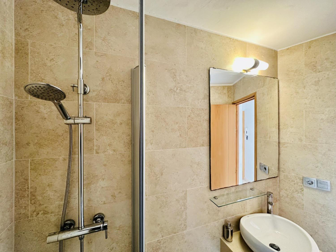 Bathroom 2, Gala CostaBravaSi, Girona