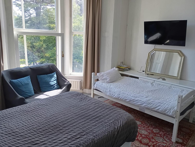 Bedroom 3, Large room near Singleton Hospital ensuite R6, Swansea