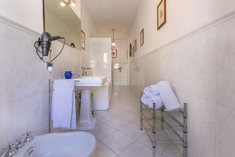 Bathroom 3, Mercato delle Erbe big Apartment, Bologna