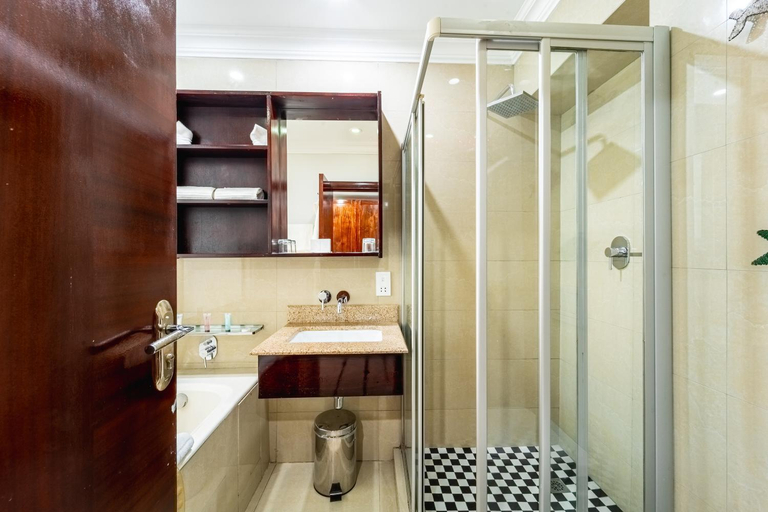 Bathroom 4, Azambezi River Lodge, Hwange